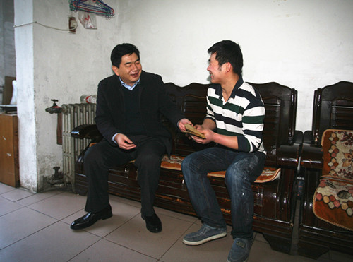 重裝集團(tuán)董事長(zhǎng)李德鎖走訪慰問(wèn)公司困難職工