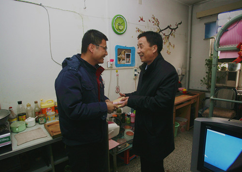 陜煤化集團(tuán)領(lǐng)導(dǎo)走訪慰問(wèn)公司困難職工
