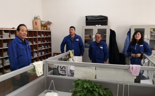 公司總經(jīng)理?xiàng)顣涔?jié)前看望慰問干部職工