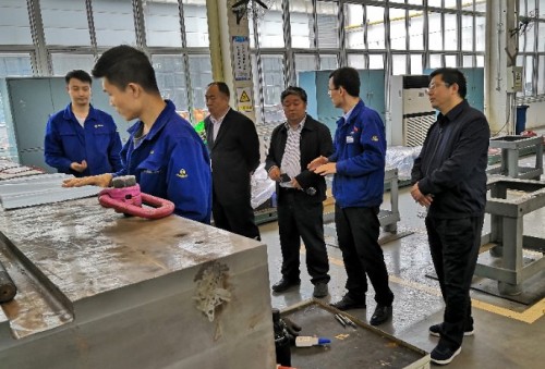 重裝集團(tuán)黨委書(shū)記向新剛“五一”節(jié)到公司看望慰問(wèn)一線干部職工