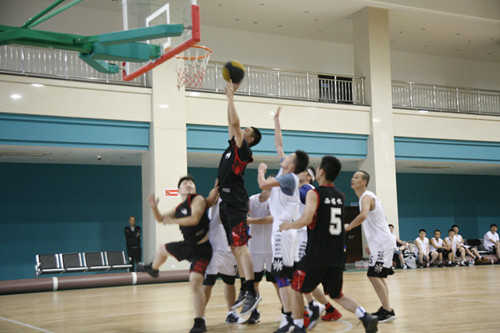 公司工會(huì)與兄弟單位開(kāi)展“男子籃球聯(lián)誼賽”活動(dòng)