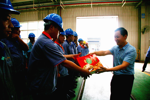 重裝集團(tuán)工會(huì) “夏送清涼”慰問公司一線職工